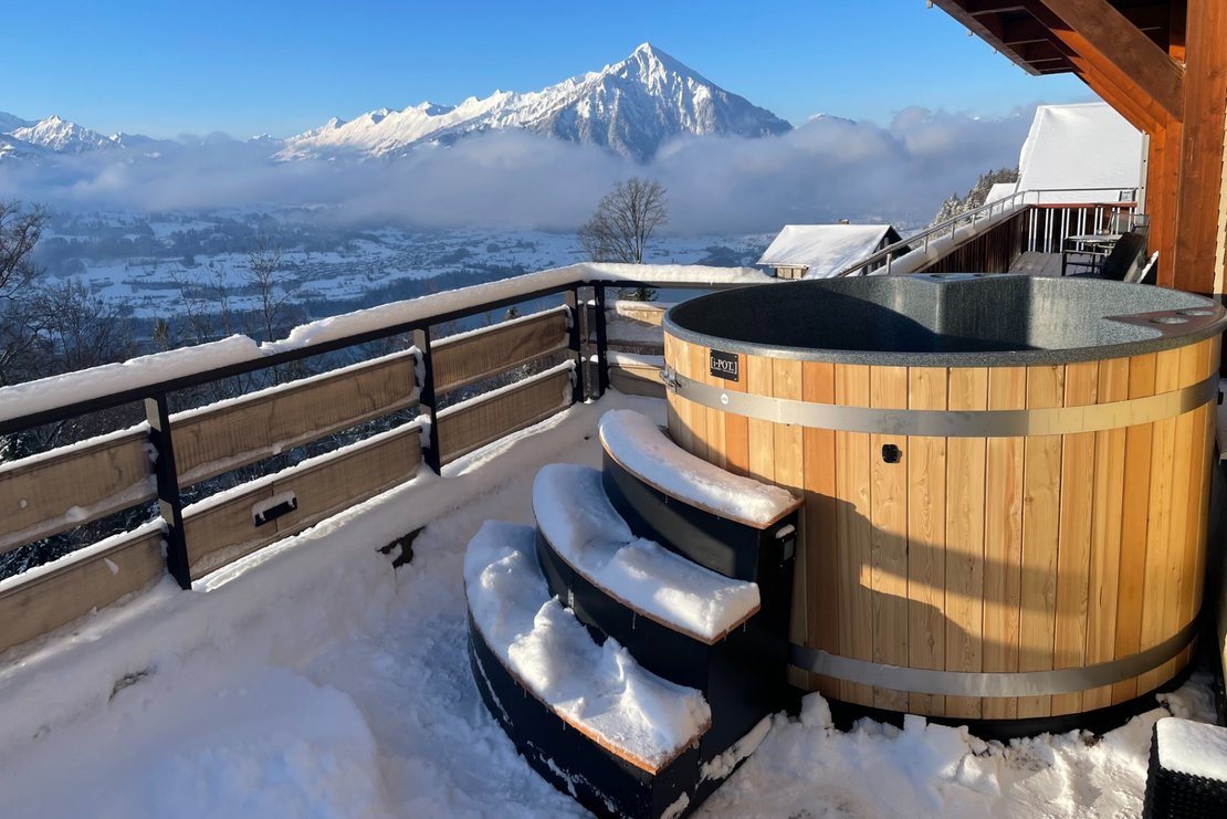 Hotpot mit Blick auf Niesenkette