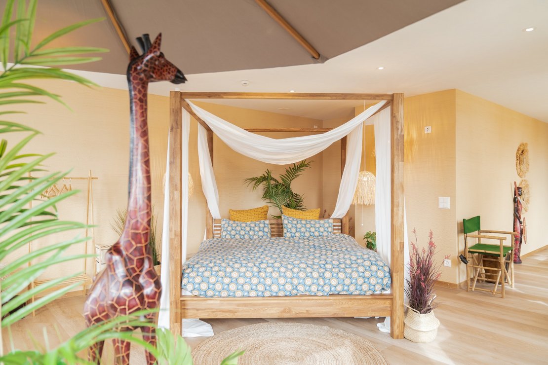 Four-poster bed in Suite Massai Lodge