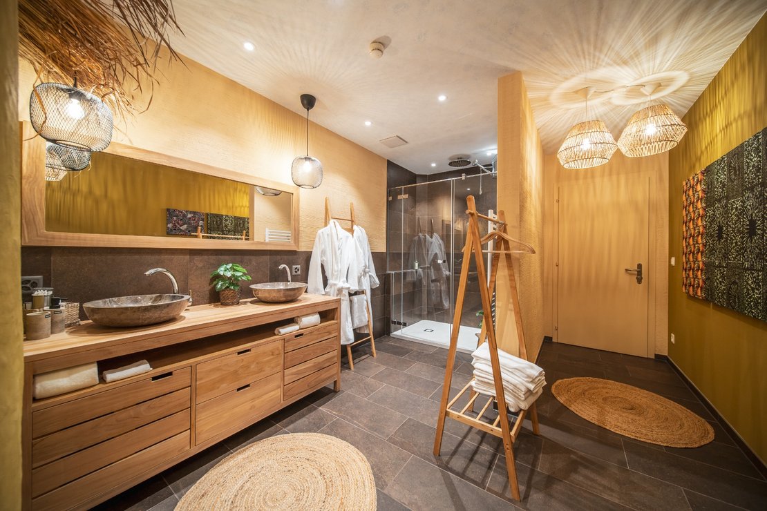 Salle de bain et entrée de la suite Massai Lodge